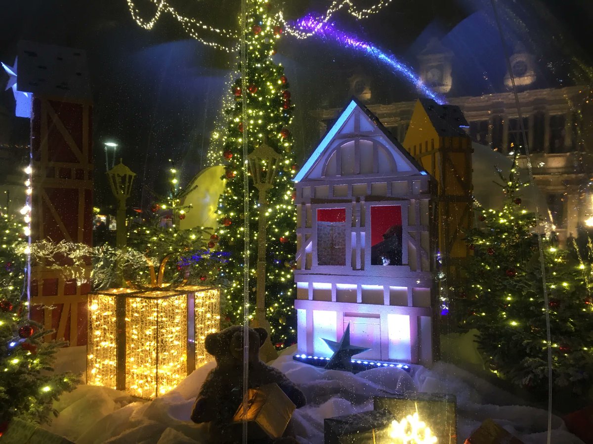 Chaque endroit met son petit grain de décoration de Noël pour le plaisir de tous ! Voici les bulles animées sur la place de l’hôtel de ville à #Troyes ! Belle semaine à tous.