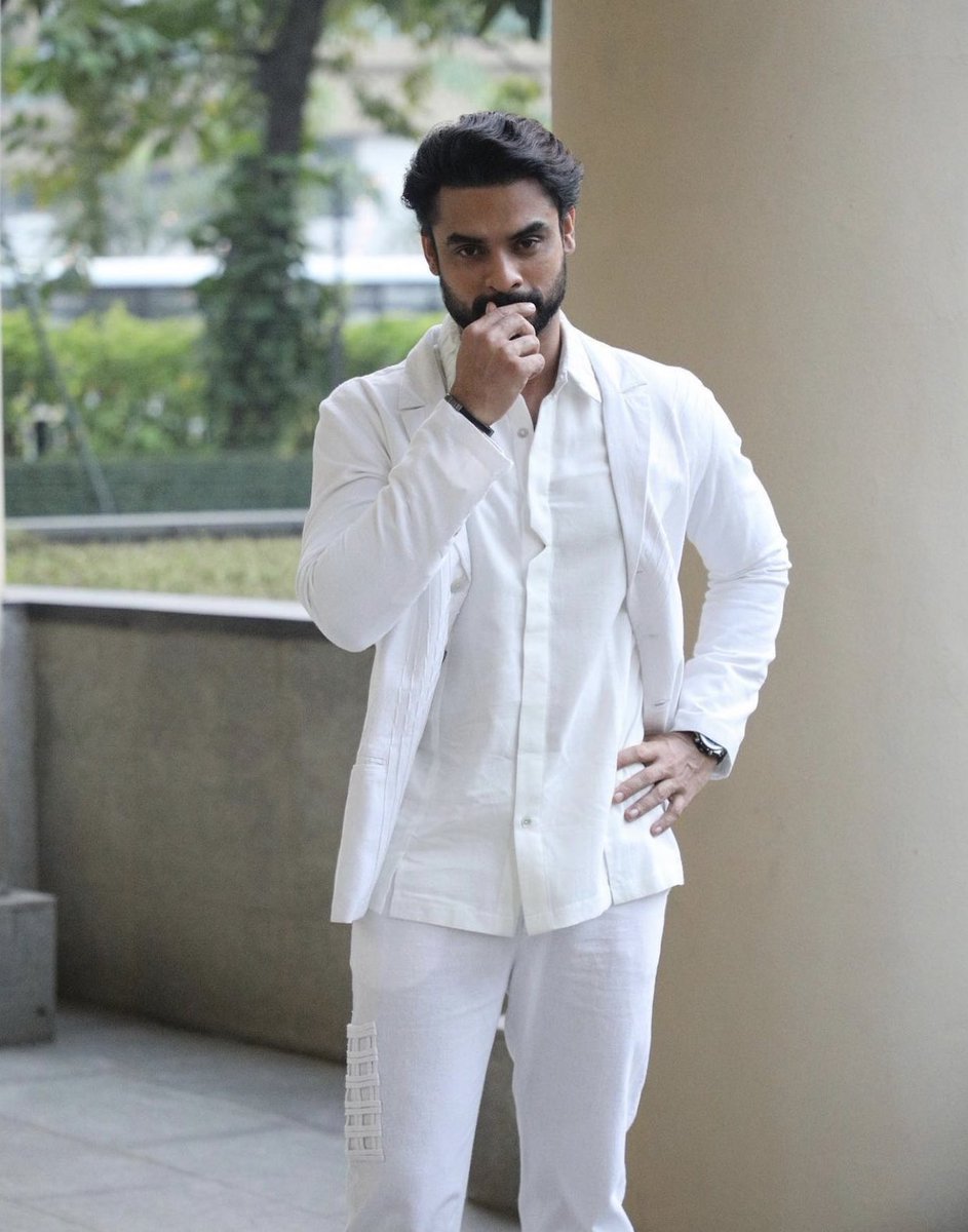 SreejithMr14's tweet photo. For the love of white! 🤍😉
#TovinoThomas #MinnalMurali #achayan https://t.co/yAsfLqB0Us