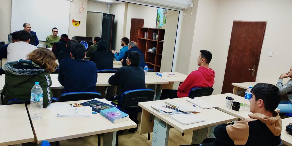 KocaeliKYGM's tweet photo. 📍Vilayetler Hizmet Birliği Yurdunda gençlerle tanışma ve iletişim toplantısında yurt müdürümüz Osman Öztepe öğrencilerimizin moral ve motivasyonlarını yükseltecek bir çok aktivite ve kültürel faaliyetleri değerlendirdiler.
Yeni sınav döneminde öğrencilerimize başarılar dileriz🎓 https://t.co/Z5VpFSxuBa