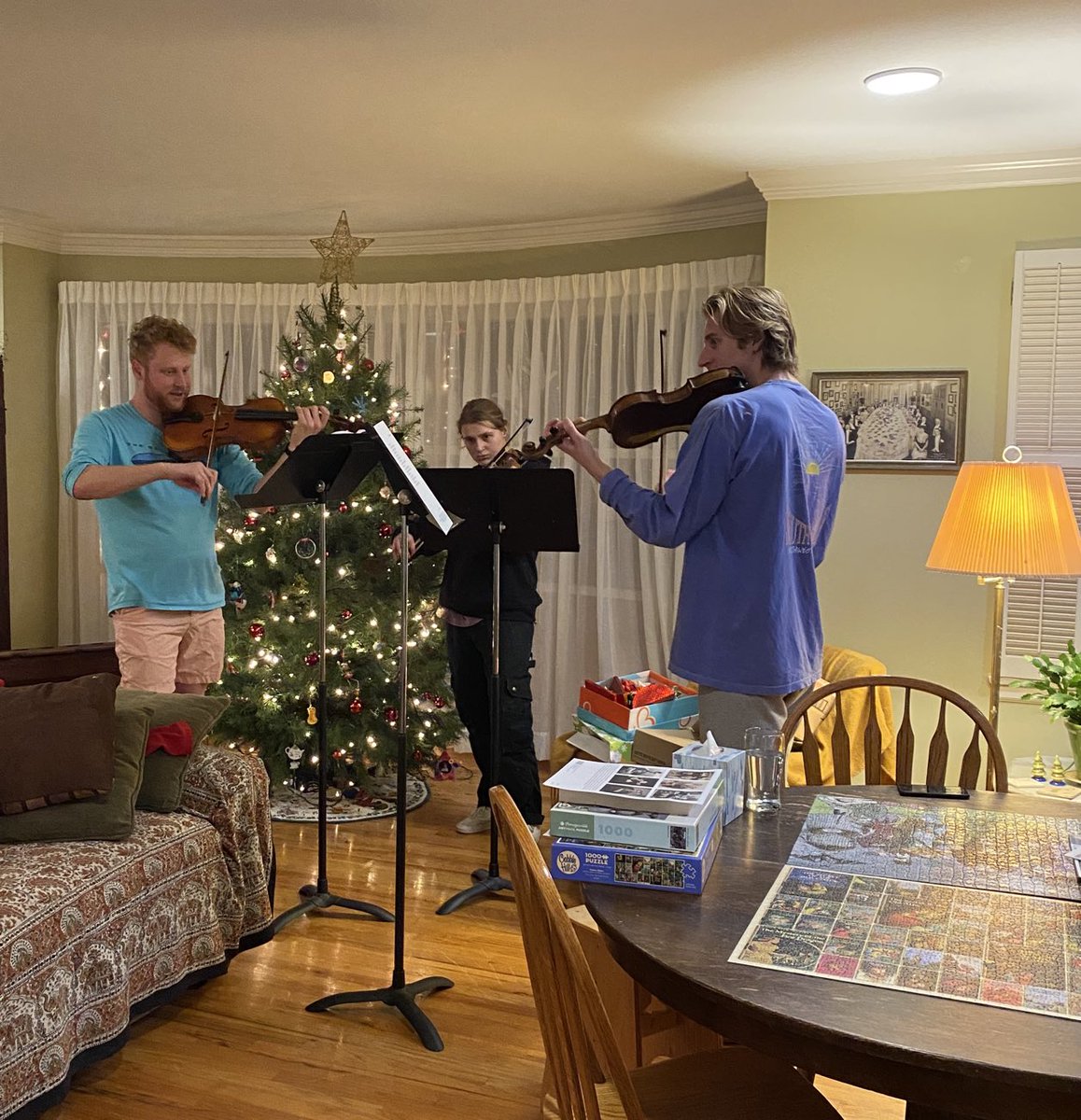 Frylikeanegg's tweet photo. I love when my kids are home for Christmas! #StringsChristmas #AllThoseYearsOfLessons #StringTrios https://t.co/5ugI47yG5l