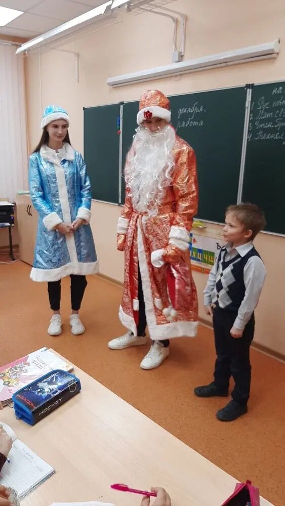 OSIPOVALEXSEI's tweet photo. Волонтеры и активисты РДШ поздравили ребят с наступающим Новым Годом,вручили подарки.В свою очередь каждый класс приготовил для Деда Мороза и Снегурочки песни,стихотворения.Весело встречаем Новый Год. https://t.co/asO7ZRun9r