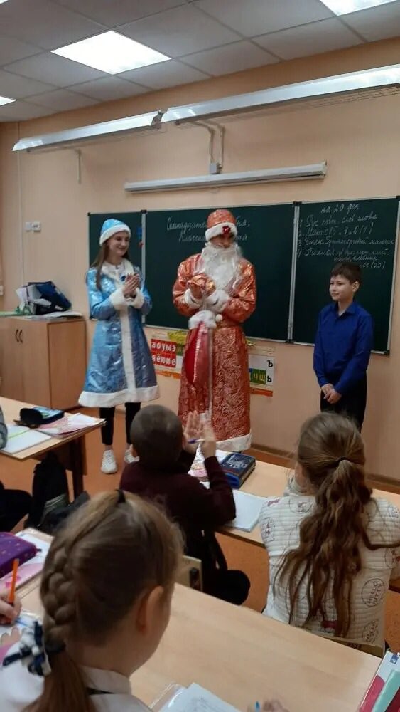 OSIPOVALEXSEI's tweet photo. Волонтеры и активисты РДШ поздравили ребят с наступающим Новым Годом,вручили подарки.В свою очередь каждый класс приготовил для Деда Мороза и Снегурочки песни,стихотворения.Весело встречаем Новый Год. https://t.co/asO7ZRun9r