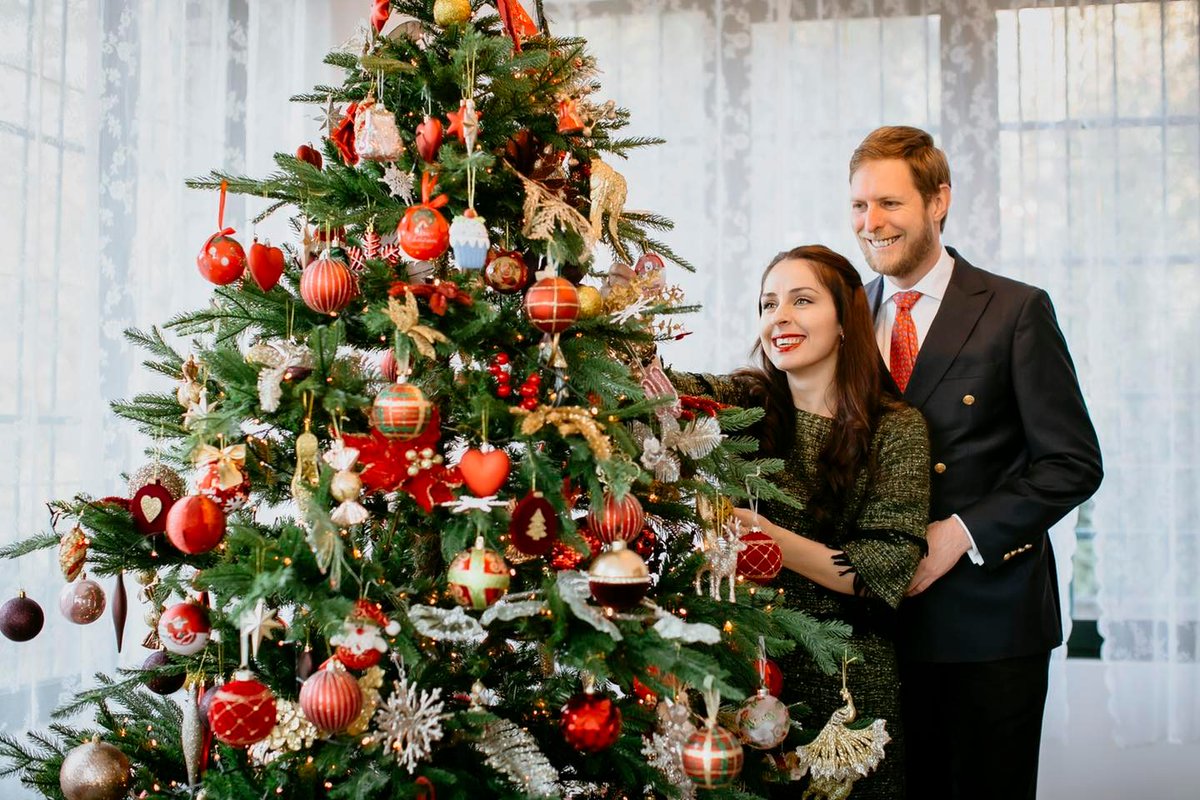 rwthofficial's tweet photo. 🇦🇱
#Albania’s Prince Leka II and Princess Elia took photographs with their daughter Princess Geraldine for #Christmas Greetings at the Royal Palace #Tirana.

📸 Blerta Celibashi #PrincLeka #EliaZaharia #Zogu #Shqipëria https://t.co/Vm5eLdUmUr