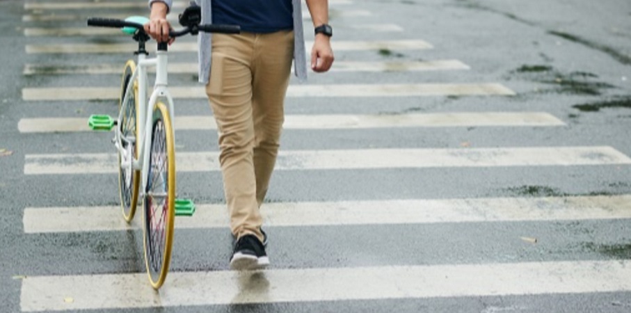 policiaforal_na's tweet photo. 📌 Las #bicis no tiene prioridad en los pasos de #peatones.

Para cruzar por un paso de peatones, es OBLIGATORIO bajarse de la bici y cruzar andando... 200€ de multa.

👉https://t.co/hMjr4nzEjp 

@DGTes 
#PedaleaSeguro https://t.co/eThg8RnULZ