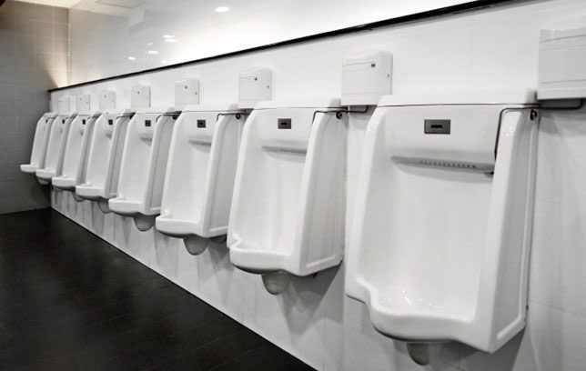 El problema del urinario:
Un hombre entra en un baño público, ¿qué urinario debe escoger para minimizar la probabilidad de que alguien se le ponga al lado?
Aquí tenéis el paper que lo resuelve:
people.scs.carleton.ca/~kranakis/Pape…
(Irónicamente, las iniciales de sus autores son K K)