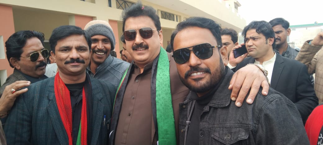 FayazAliRajpar5's tweet photo. شھید رانی محترمہ بینظیر بھٹو صاحبہ کی 14 برسی کے موقع پر لاڑکانہ جاتے ہوۓ سیہوہن میں ہر دلعزیز ایم این اے سردار سکندر راھپوٹو صاحب کے ساتھ https://t.co/AbE2ofdhbi