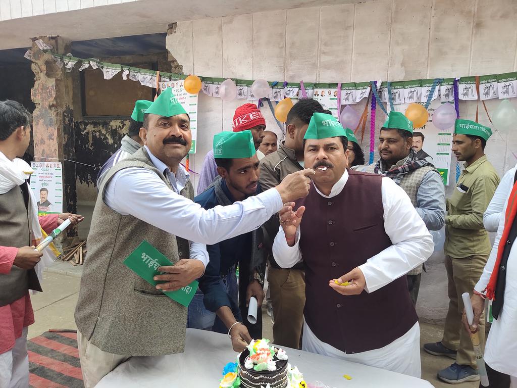 BrijeshChahar11's tweet photo. आज किरावली स्थित #राष्ट्रीय_लोकदल कार्यालय पर मा @jayantrld जी का 43वा #जन्मदिवस सपा और रालोद कार्यकर्ताओं के साथ सयुक्त रुप से मनाया।
#brajeshchahar #fatehpursikri2022 #HBDJayantChaudhary
    आपका अपना
    #बृजेश_चाहर 
91-फतेहपुरसीकरी 
     (विधानसभा)
राष्ट्रीय लोकदल आगरा https://t.co/F5ZSmS4PYR
