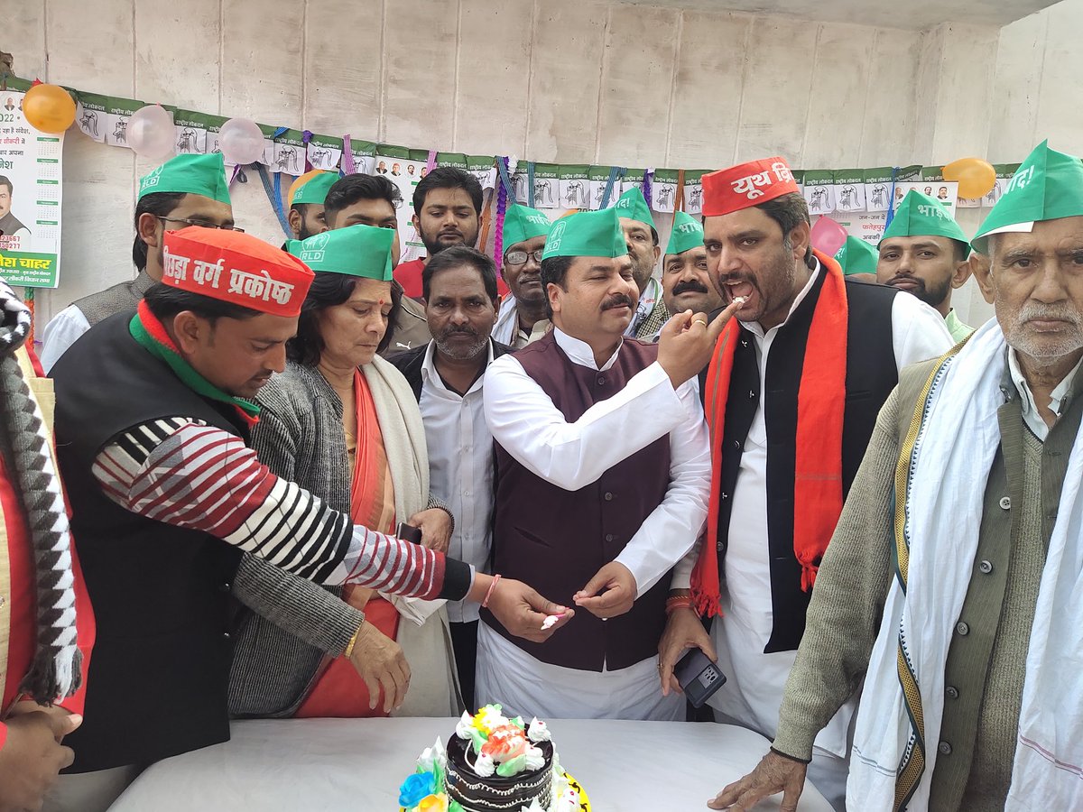 BrijeshChahar11's tweet photo. आज किरावली स्थित #राष्ट्रीय_लोकदल कार्यालय पर मा @jayantrld जी का 43वा #जन्मदिवस सपा और रालोद कार्यकर्ताओं के साथ सयुक्त रुप से मनाया।
#brajeshchahar #fatehpursikri2022 #HBDJayantChaudhary
    आपका अपना
    #बृजेश_चाहर 
91-फतेहपुरसीकरी 
     (विधानसभा)
राष्ट्रीय लोकदल आगरा https://t.co/F5ZSmS4PYR