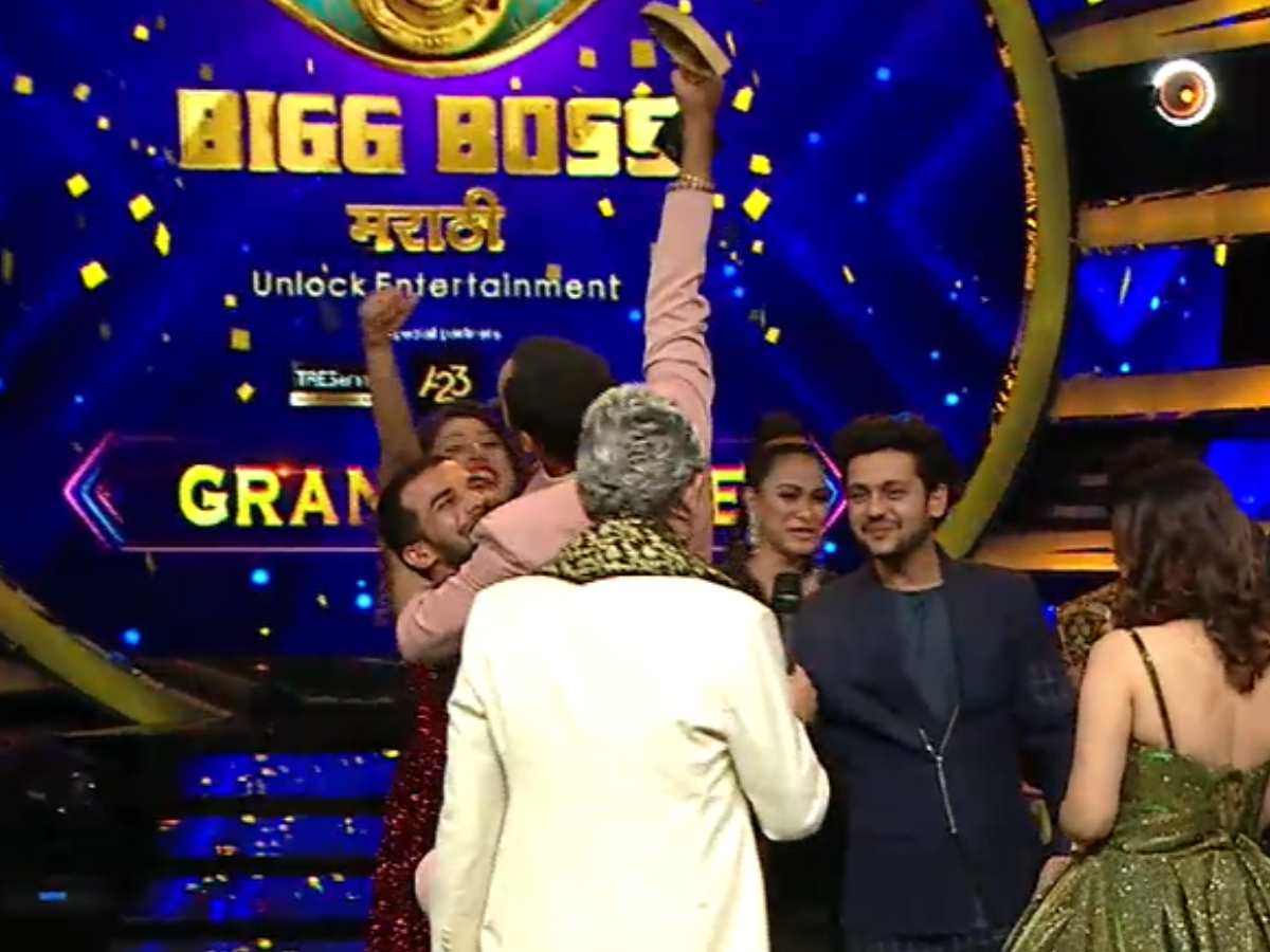 ETimesTV's tweet photo. Bigg Boss Marathi 3 winner Vishhal Nikam hands over the trophy to BFFs and finalists Vikas Patil and Meenal Shah; netizens are all praises for him
#VishalNikam #VishhalNikam #VishhalNikamVijayiBhava #Vishal #BiggBossMarathi3 #VishhalForTheWin #BBMarathi3
https://t.co/YiKaO0xoBn https://t.co/SAwyNyAyut
