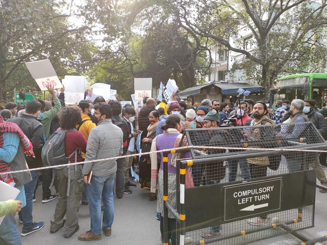 venkateshpaleya's tweet image. At the #CitizensProtest outside Uttarakhand Sadan in Chanakyapuri, with one common demand: #ArrestHaridwarGenocideMongers. From Haridwar to Delhi, and Raipur to Udupi, the Sangh brigade is bent upon instigating communal violence ahead of the coming elections. Foil this design.