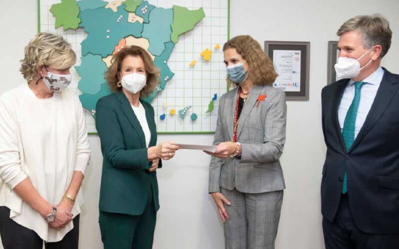Fruto_Valores's tweet photo. #CompromisoEFCL: @cascajares_es entrega a @Nuevo_Futuro la recaudación de su Subasta Benéfica de Capones https://t.co/iYbXMlDCHz @Cascajares10 @EFCyL https://t.co/4kcqGKx1jd
