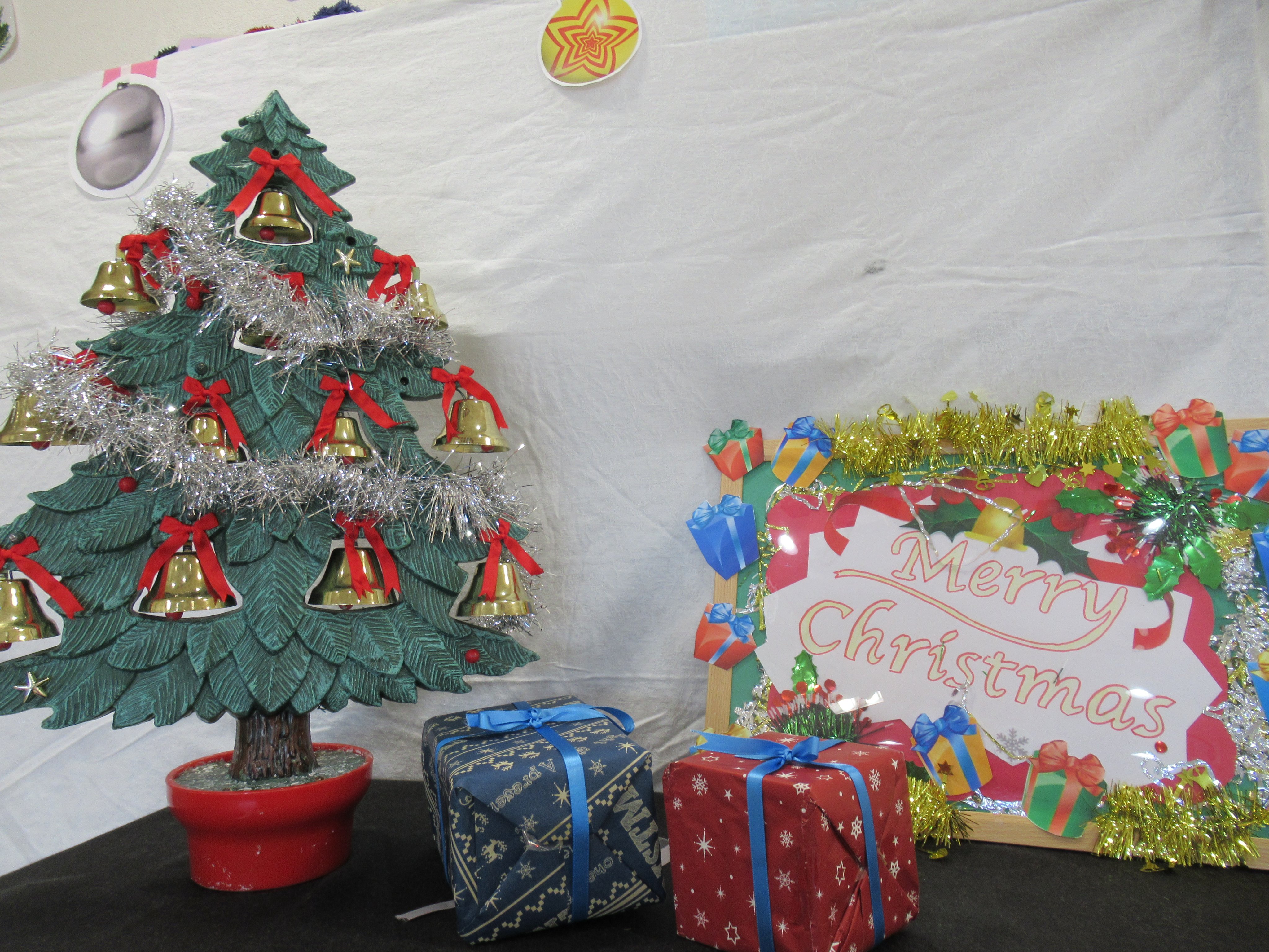 桜上水福祉園 １２月２４日 金 にクリスマス会 を行いました 各班に分かれ 午前はゲーム 午後は職員ダンスやバンド演奏のビデオ上映を楽しみました 給食のクリスマス ランチはコース料理形式でキッシュやマリネ クリスマスチキンなどをいただきました