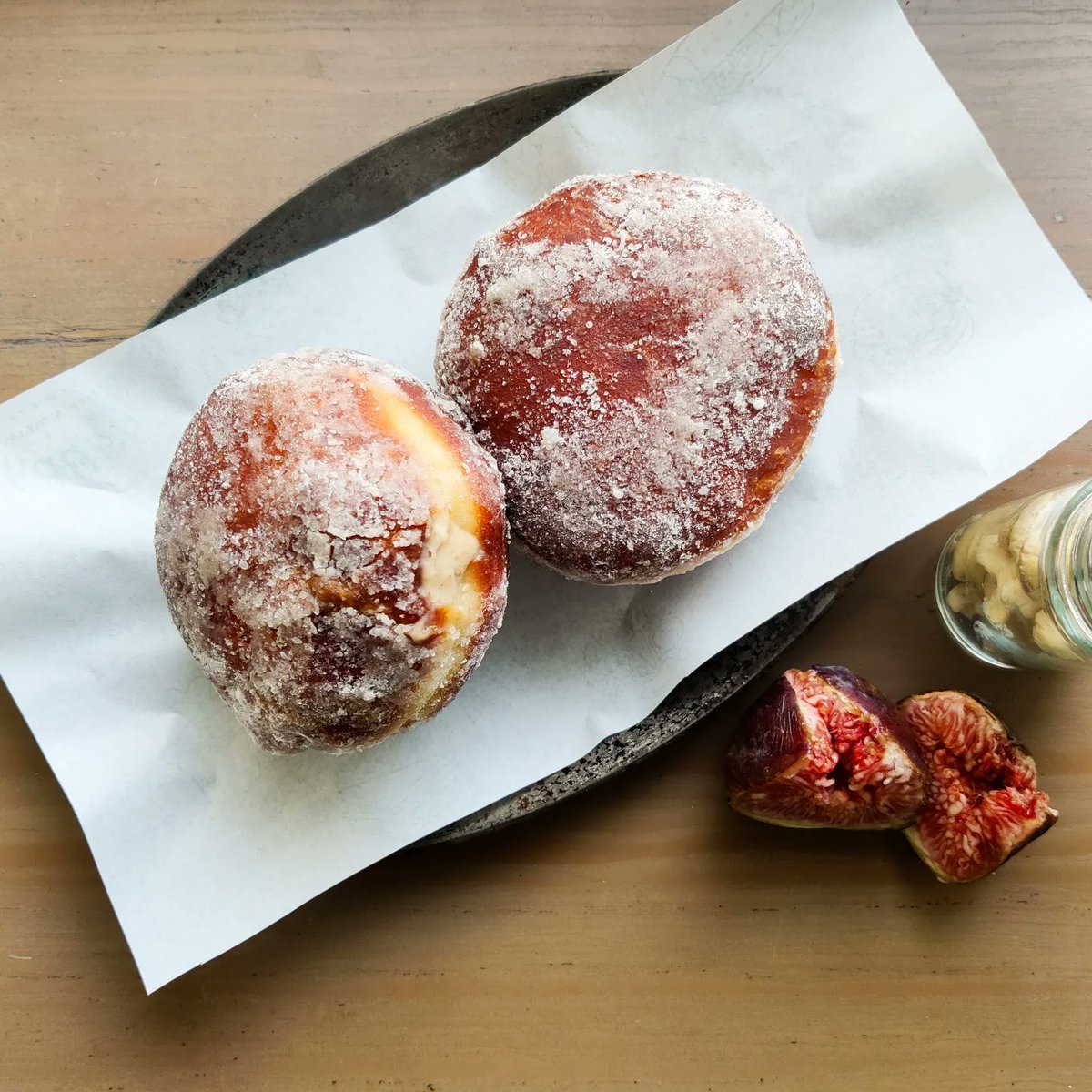 Kur0Tetsu's tweet photo. Italian Bomboloni filled with Cashew Butter Créme Pattisier and Caramelized Fig Compote.
#bombolone #Donuts https://t.co/pLplHiGXaq