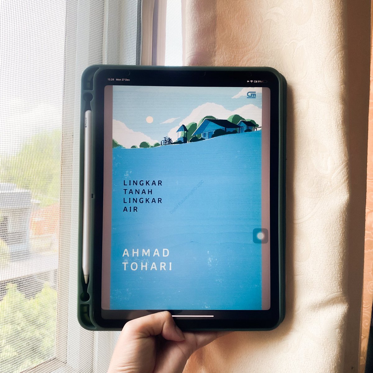 putrillion's tweet photo. Lingkar Tanah Air
by Ahmad Tohari

Kali ini kisah yang diusung adalah dari sisi orang DI/TII. Perasaanku campur aduk antara sedih, tegang, dan hormat. Menghabiskan buku ini bisa sekali duduk karena halamannya sedikit dan ceritanya se-seru itu. Pokoknya salut dengan karya beliau👏🏻 https://t.co/Bvr83i4EVe
