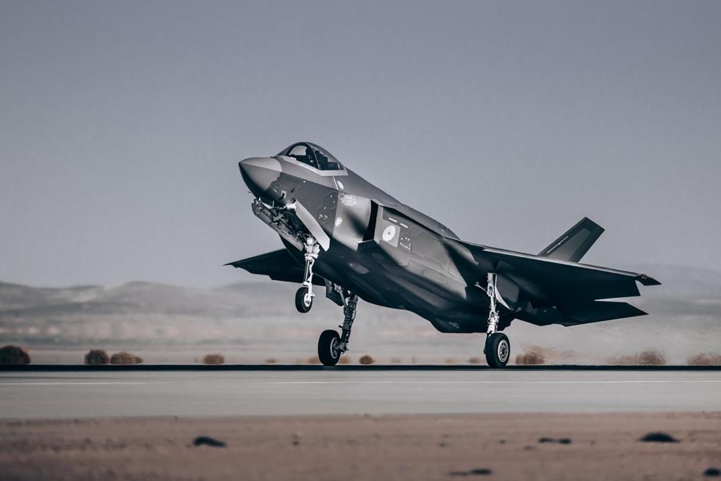 dennisluyt's tweet photo. Na een intensieve periode met een aantal ‘Frisian Lightning’ oefeningen in binnen- en buitenland verklaart @Kon_Luchtmacht @VlbLeeuwarden #F35 Initial Operational Capable (IOC). Resultaat van prachtig teamwerk van veel mensen binnen heel @Defensie! #eenteameentaak #airpower https://t.co/2gocSDDGeh