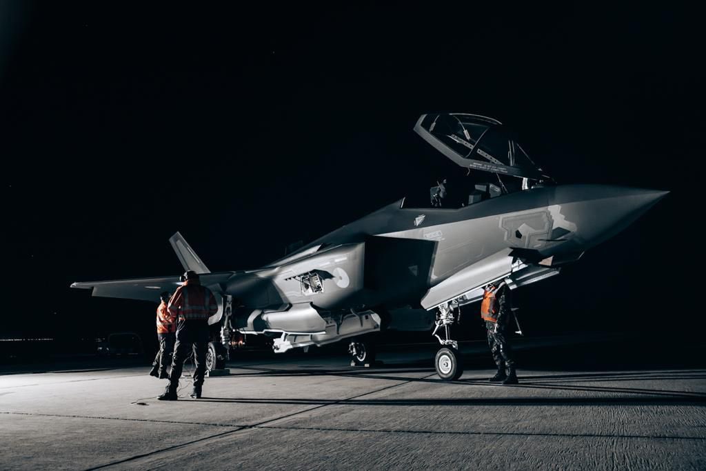 dennisluyt's tweet photo. Na een intensieve periode met een aantal ‘Frisian Lightning’ oefeningen in binnen- en buitenland verklaart @Kon_Luchtmacht @VlbLeeuwarden #F35 Initial Operational Capable (IOC). Resultaat van prachtig teamwerk van veel mensen binnen heel @Defensie! #eenteameentaak #airpower https://t.co/2gocSDDGeh