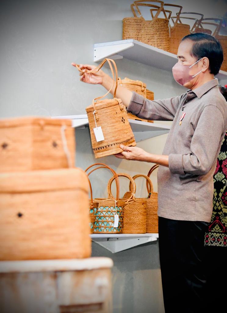 jokowi's tweet photo. Senang dan puas melihat produk-produk dari sekitar 35 Industri Kecil Menengah Bali yang dipamerkan di Taman Werdhi Budaya Art Centre, Denpasar, siang tadi. 

Ada kain-kain dan perhiasan tradisional, furnitur, dan produk seni unggulan lainnya. Kualitas dan desainnya sangat bagus. https://t.co/QsEF0TB1X6