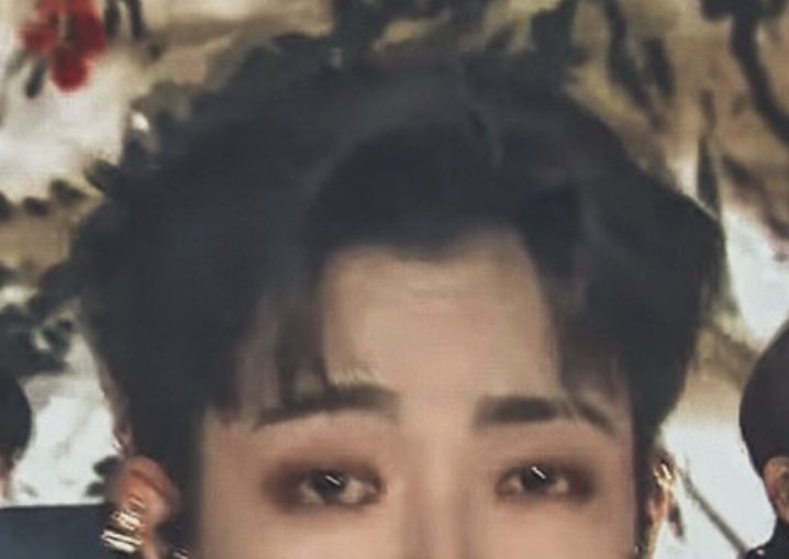 Tell me who is this? I wanna know if u see what I see 👀 

#Ateez #StrayKids