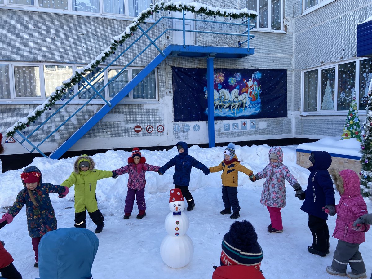 Ах ты,зимушка - зима!  До чего же ты хороша!
Принесла ты нам коньки, санки, игры в снежки.
Принесла ты снег и лед, и веселый хоровод!
