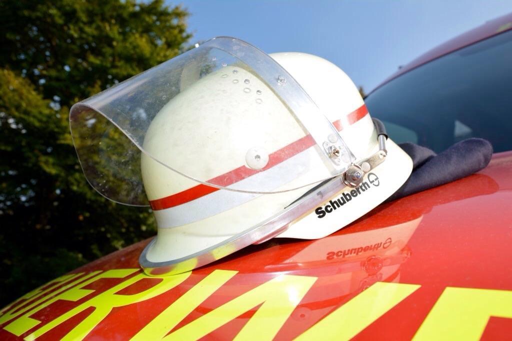 FF_Hasbergen's tweet photo. Flammem schlagen aus Schornstein.

Brand in Hasberger Einfamilienhaus: Bewohner verlässt Haus rechtzeitig. #ffhasbergen #jfhasbergen #drkhasbergen #hasbergen #os112 #schornsteinbrand #ohrbeck #gaste #ehrenamt #brandeinsatz #feuerwehr

https://t.co/pePOYtwwYu https://t.co/M4NtYOLHp0