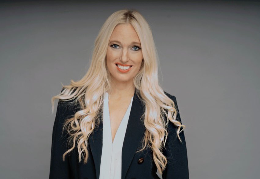 Morning! After eating wayyy too many mince pies &amp; Pringles I'll be on BBC RADIO SOLENT today chatting with the lovely <a href="/LucyAmbache/">Lucy Ambache</a> at 11.10! ❤️
<a href="/BBCRadioSolent/">BBC Radio Solent</a> 
📸 <a href="/RJasPhotography/">Rahsaan Jas</a>