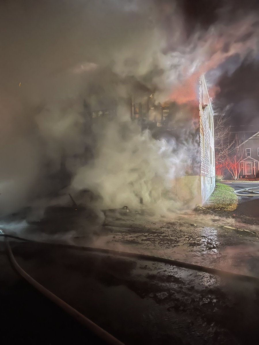 SquadFirePhotos's tweet photo. Rocky Hill , Ct 2nd alarm. 11 Glastonbury Ave on 12/27/21 at 01:00 @BreakingNowCT @RockyHill_FD @rockyhillpd699 @fireengineering @SquadFirePhotos @FirehouseNews #2ndalarm #rockyhill https://t.co/aZQAt7ttPH