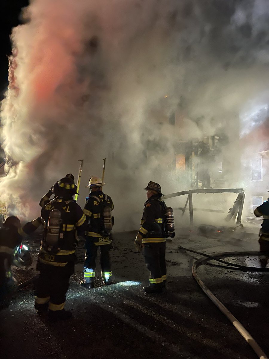 SquadFirePhotos's tweet photo. Rocky Hill , Ct 2nd alarm. 11 Glastonbury Ave on 12/27/21 at 01:00 @BreakingNowCT @RockyHill_FD @rockyhillpd699 @fireengineering @SquadFirePhotos @FirehouseNews #2ndalarm #rockyhill https://t.co/aZQAt7ttPH