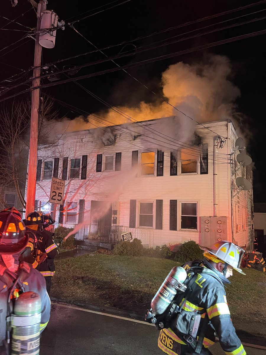 SquadFirePhotos's tweet photo. Rocky Hill , Ct 2nd alarm. 11 Glastonbury Ave on 12/27/21 at 01:00 @BreakingNowCT @RockyHill_FD @rockyhillpd699 @fireengineering @SquadFirePhotos @FirehouseNews #2ndalarm #rockyhill https://t.co/aZQAt7ttPH