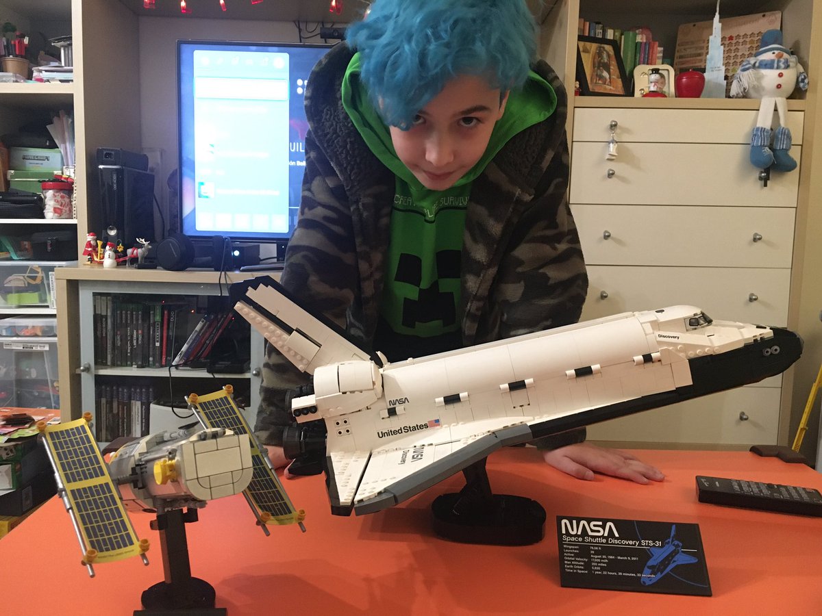ElPinguinoJugon's tweet photo. Ayer no comiรณ ni merendรณ. Solo tomรณ el desayuno y luego devorรณ todo en la cena. Es lo que tiene montar el #Discovery de @LEGO_Group. Paradas solo para ir al baรฑo.
#legonasa @NASA_es #lego #legodiscovery https://t.co/RdLXFcSEbB
