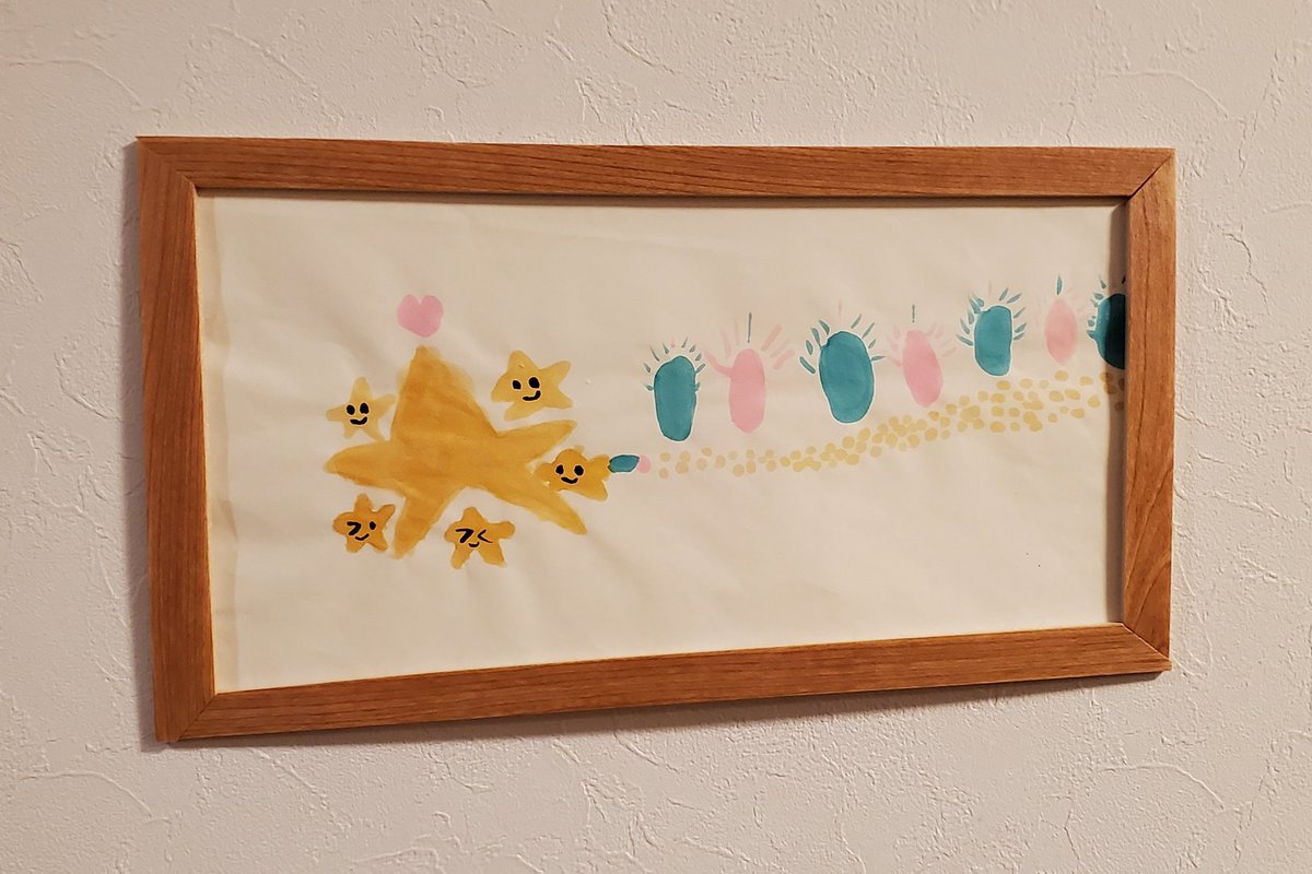 大掃除。ムスメたちの絵がいっぱいたまっていたので額縁をつけました。
うちの子らの描いたイカす絵を見てくれ。 