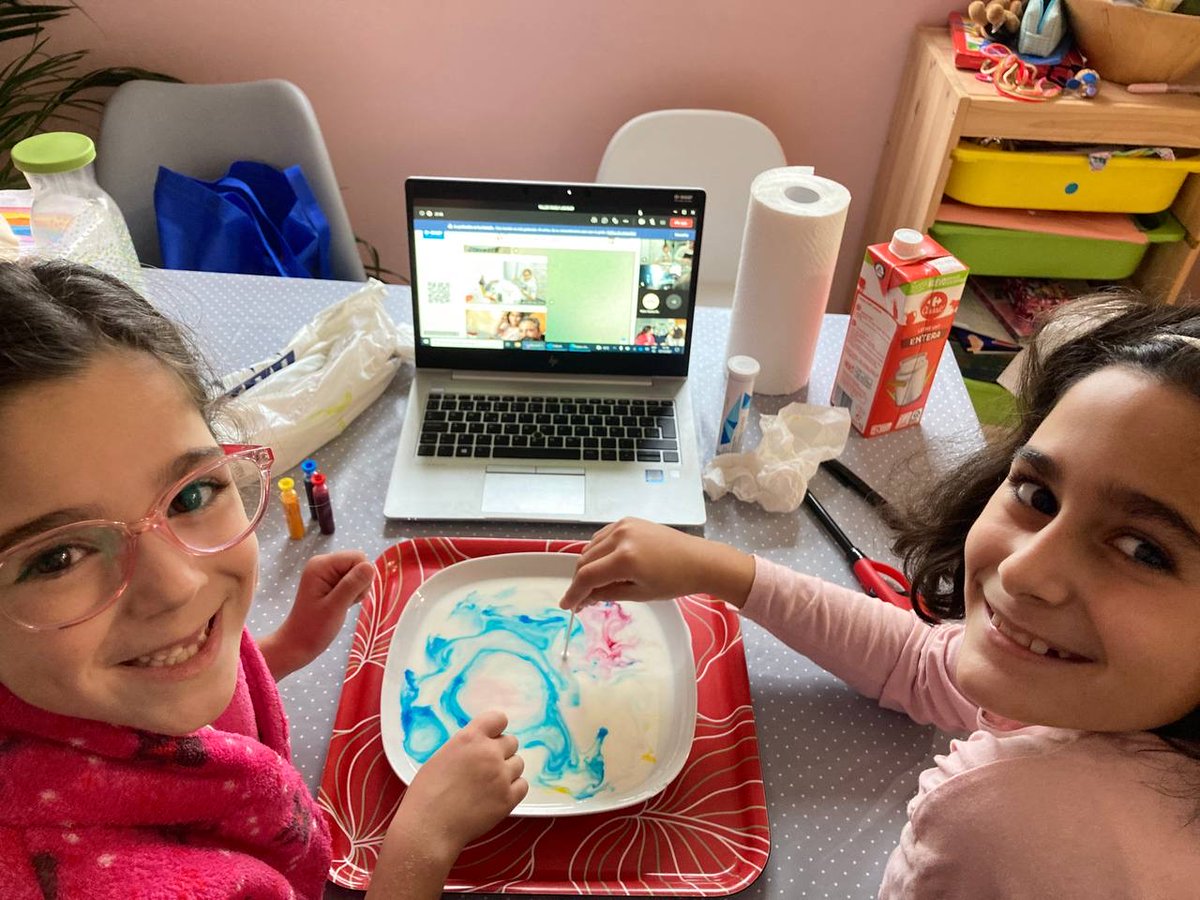 BASF_ES's tweet photo. En el último #FamilyLab del año, Papá Noel fue uno de los protagonistas: los más pequeños, junto a sus familias, le ayudaron a pintar la #Navidad de colores y magia. ¡Y aquí las pruebas de lo bien que lo pasaron! 🎅🎄 https://t.co/0P45xOc8dg