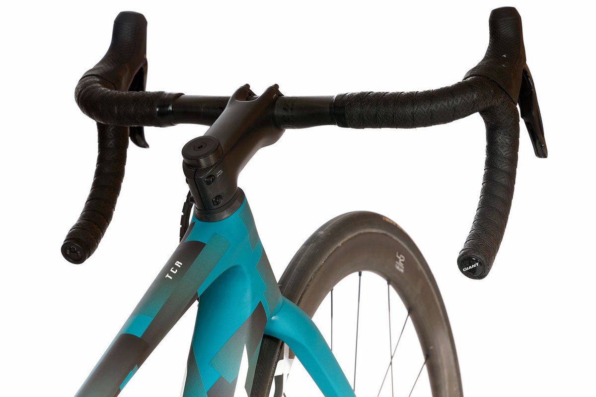 Giant_ESP's tweet photo. 🚨🚨Para cerrar el año a lo grande, hoy finalmente podemos confirmar que @Giant_ESP seguirá ligado al @EqKernPharma hasta 2025!

👉🏼En 2022 el equipo pedaleará sobre esta TCR Advanced SL Disc customizada para ellos.

📲 Más info en: https://t.co/cGuaTnXcYm
📸 @PhotoGomezSport https://t.co/Xj11V3lm7D