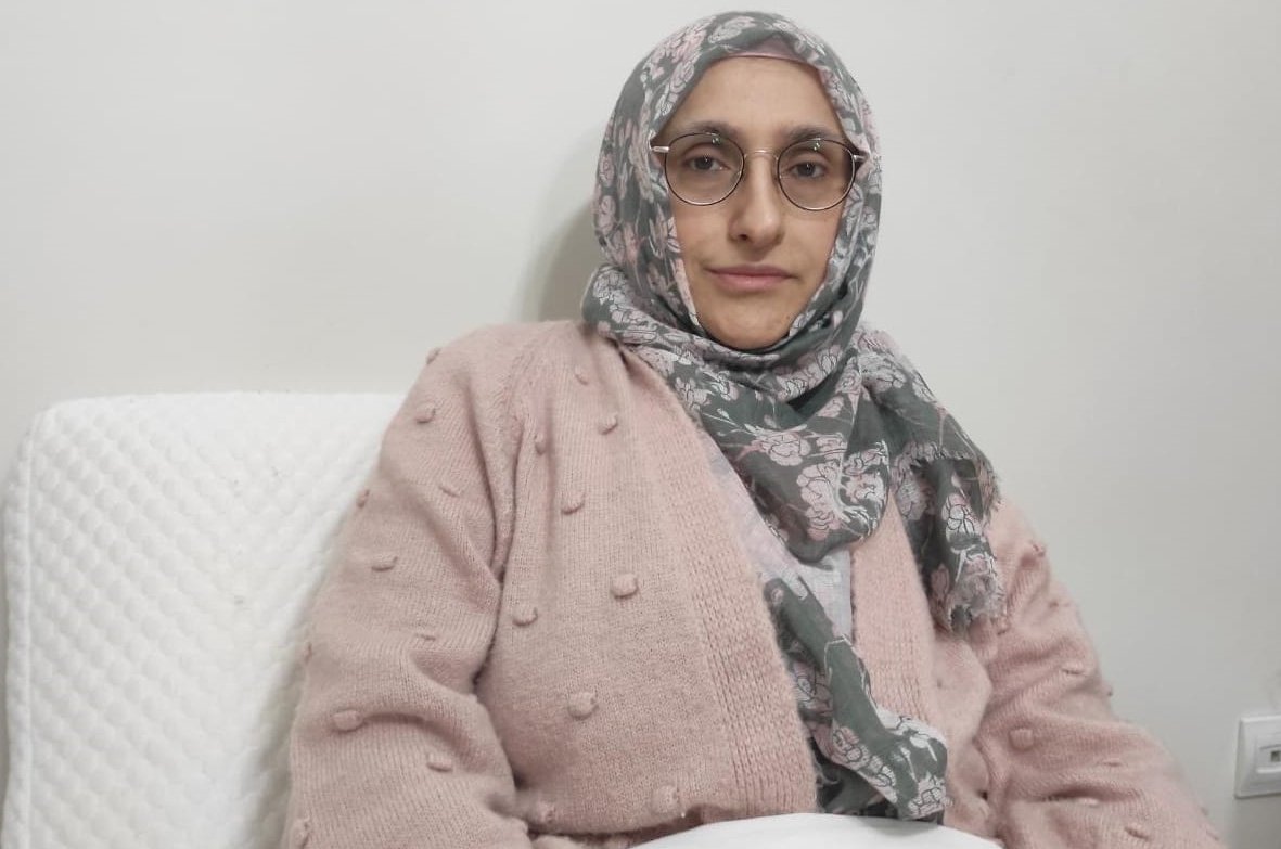 Yasar46783215's tweet photo. Leyla Kurt vefat etti!

Eşi Yusuf Kurt İzmirde tutuklu.Cezası bitmesine rağmen dilekçe verip hakkını talep ettiği için cezaevi 6 aydır denetimli serbestli hakkını vermediler. Esini son bir kez göremeden vefat etti. https://t.co/FXEgrWng9S