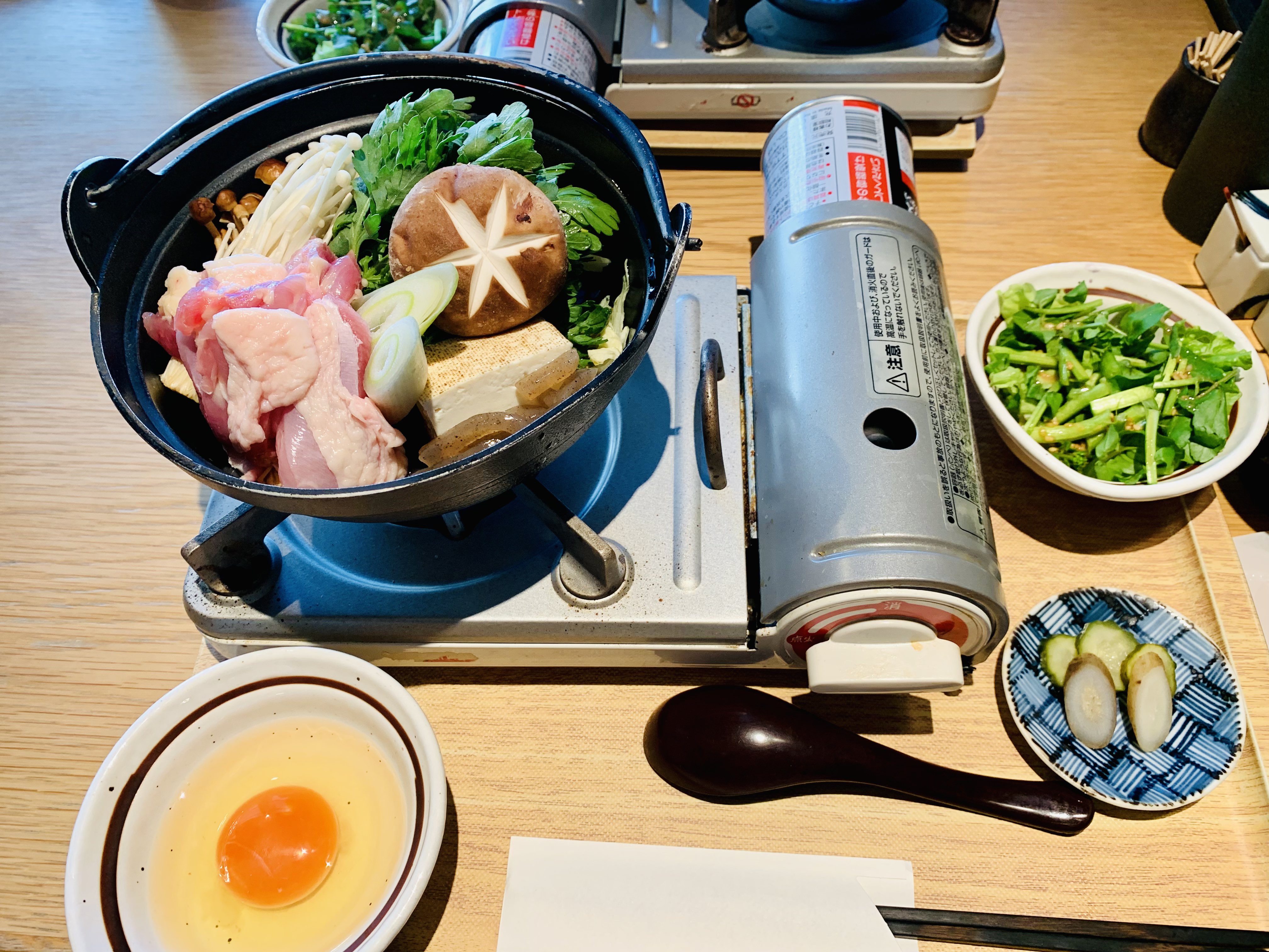 祐天寺マン 鳥歐 大手町 東京駅一望の贅沢鶏すき鍋ランチ 東京駅 でオススメしたいランチの一つ 希少な黒岩土鶏を使った焼鳥や水炊きも美味しいけど 個人的には鶏すき鍋がお気に入り 甘めのタレに弾力のある鶏の旨味がマッチして最高 夜はワインや
