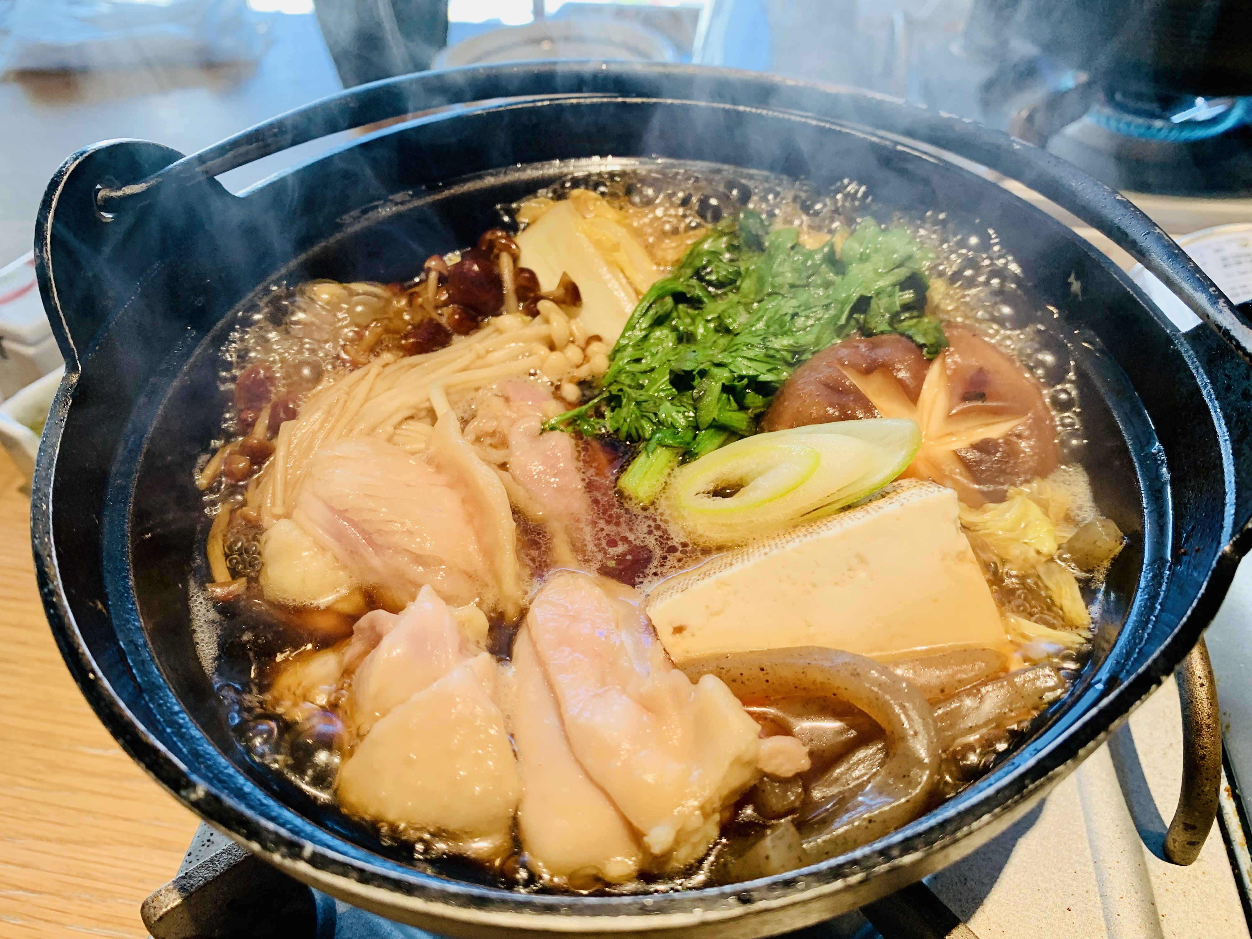 祐天寺マン 鳥歐 大手町 東京駅一望の贅沢鶏すき鍋ランチ 東京駅 でオススメしたいランチの一つ 希少な黒岩土鶏を使った焼鳥や水炊きも美味しいけど 個人的には鶏すき鍋がお気に入り 甘めのタレに弾力のある鶏の旨味がマッチして最高 夜はワインや