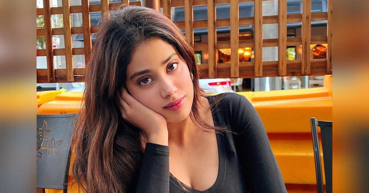 bollywoodleaks0's tweet photo. (Jahnvi Kapoor offers prayers at the Tirumala temple) https://t.co/Yj39bPDlB7 https://t.co/0CyrUluU7t https://t.co/lc80OMkaMO