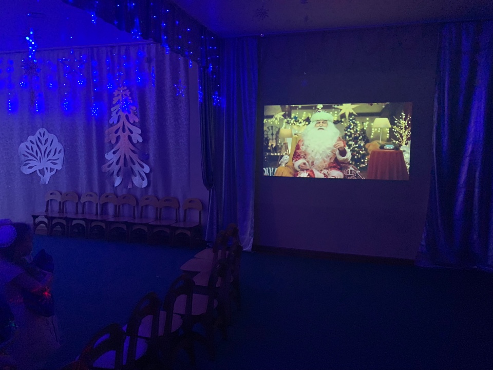 Новогодние праздники- это красивая, добрая сказка для детей в преддверии Нового года. Это веселье,смех, танцы,песни, сюрпризы,яркие персонажи. И поздравление Дед Мороза.