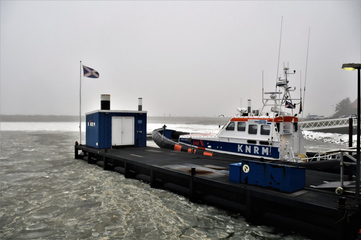 SytseSchoustra's tweet photo. Er drijft veel ijs in de haven van #Terschelling.
#WillemBarentsz loopt de haven binnen https://t.co/J4yxvU65Ts