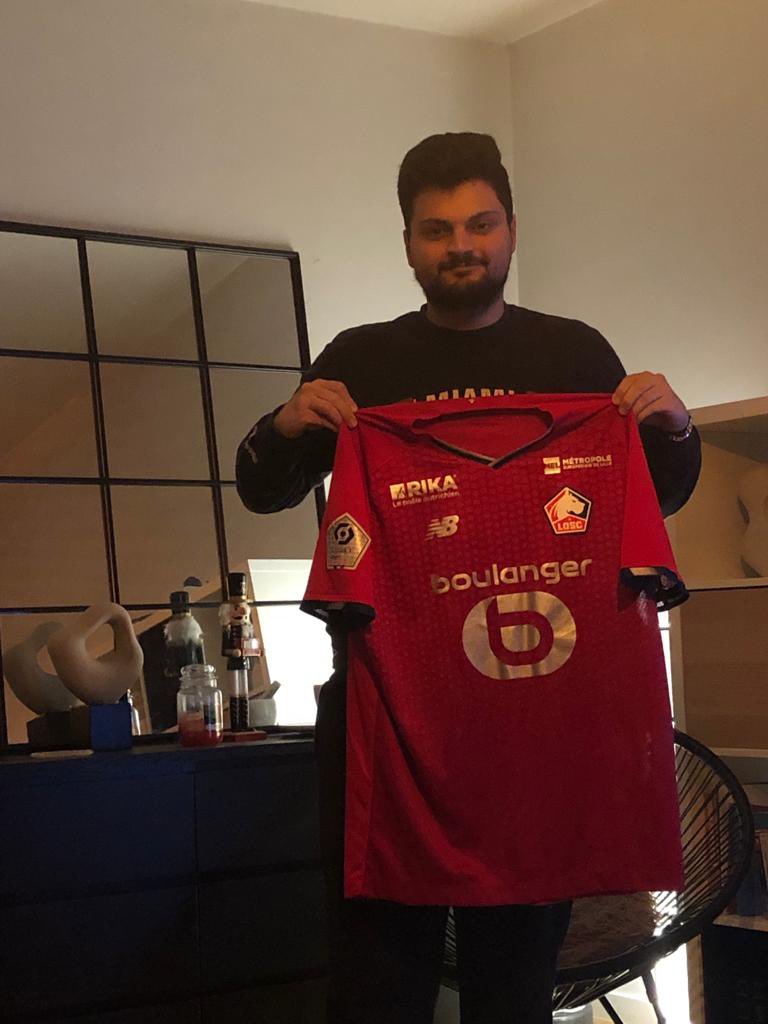 sachatavolieri's tweet photo. 🚨🎁 Remportez le maillot porté et dédicacé par Amadou #Onana ✍🏼
Milieu du #LOSC et capitaine de l’équipe nationale ESPOIRS 🇧🇪

💡Pour se faire:
1️⃣ RT ce tweet.
2️⃣Follow @sachatavolieri
3️⃣ Follow https://t.co/W4WRYGblyr

⏳Fin du concours: 1/01 après TAS ! #Ligue1 #DiablesRouges https://t.co/VywYgbg286
