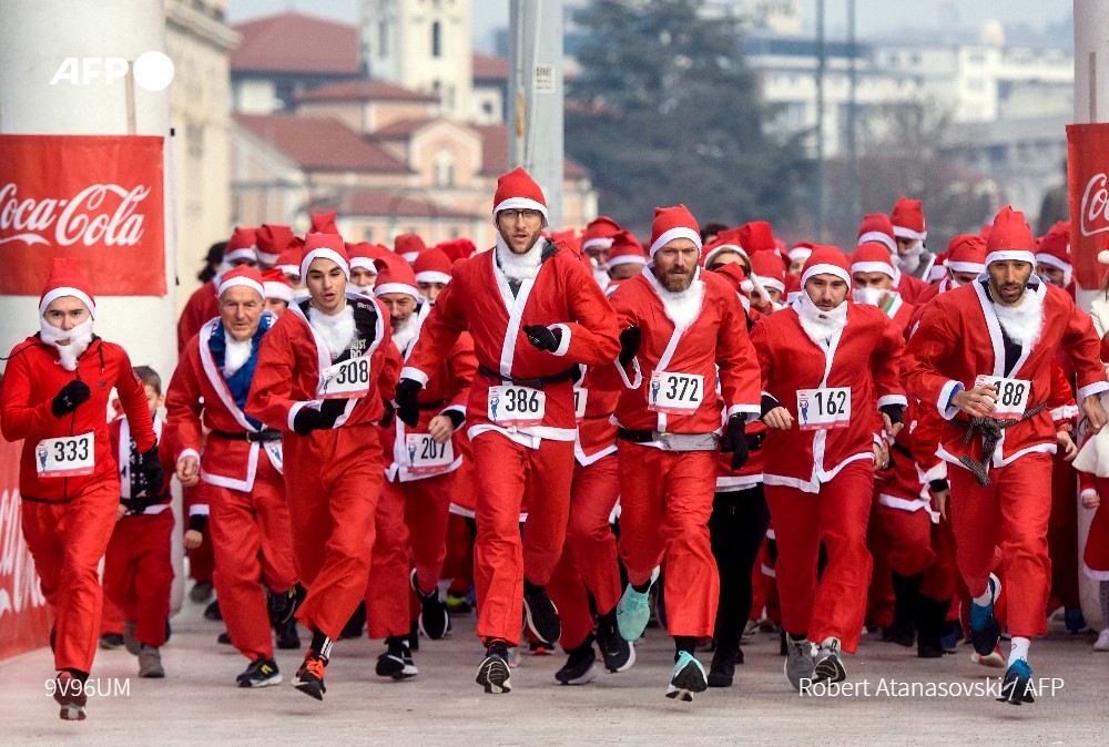 📸 #instantané par Robert Atanasovski

🎅🏃 Des coureurs déguisés en Père Noël participent à la course annuelle de la ville de Skopje, en Macédoine du Nord, le 26 décembre #AFP