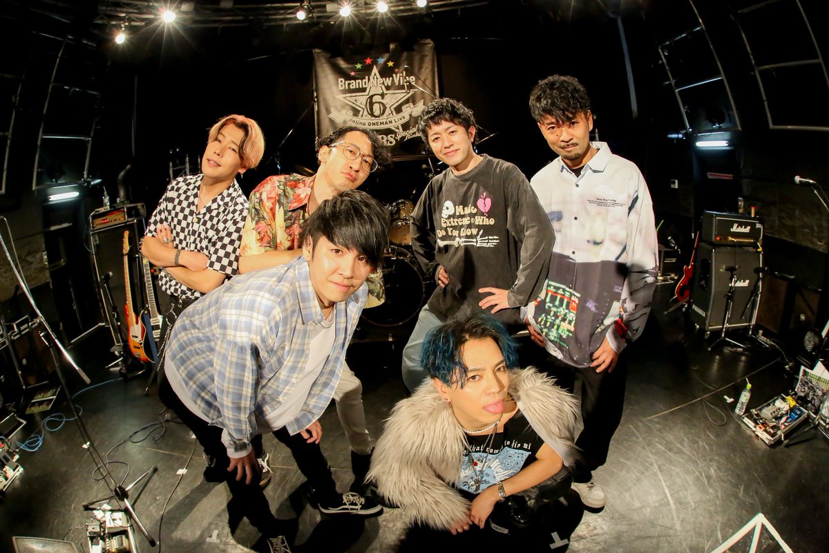 SHIGE__0518's tweet photo. 昨日の今頃は心臓がバクバクして手が震えてたお時間ですね！

足を運んでくれたみんなも、お家で盛り上がってくれたみんなも、あとでじっくり観るぜ！ってみんなも、本当にありがとう！！

素敵なライブが出来る環境に感謝！

衣装はPCTOKYOさん！
みんなチェックしてね！

キーボードSHIGEでしたー！ https://t.co/xKLg1ReODK