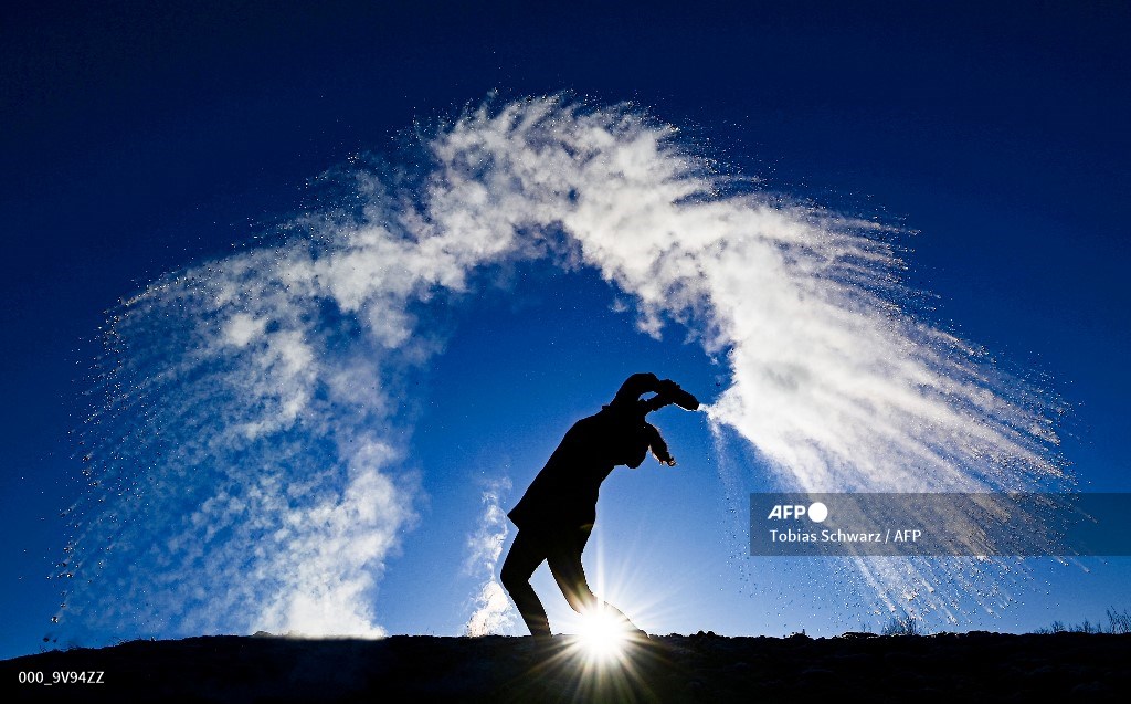 #GERMANY 
A woman throws hot water from a thermos bottle into the cold air making its three phases visible - liquid, gas, solid - as the smallest droplets cool and evaporate in a dramatic cloud before they reach the ground as snow, in Berlin.
📸 <a href="/tobiasschwarz/">tobias schwarz</a> 
#AFP