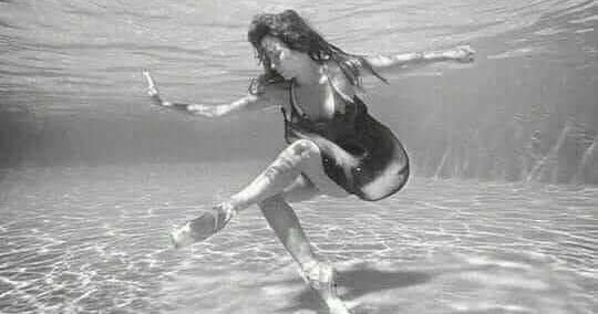 -Dime, ¿Por qué si uno sabe nadar flota sin moverse y cuando no sabe se hunde?

-El miedo pesa, hijo.

Miguel Delibes (1920-2010).