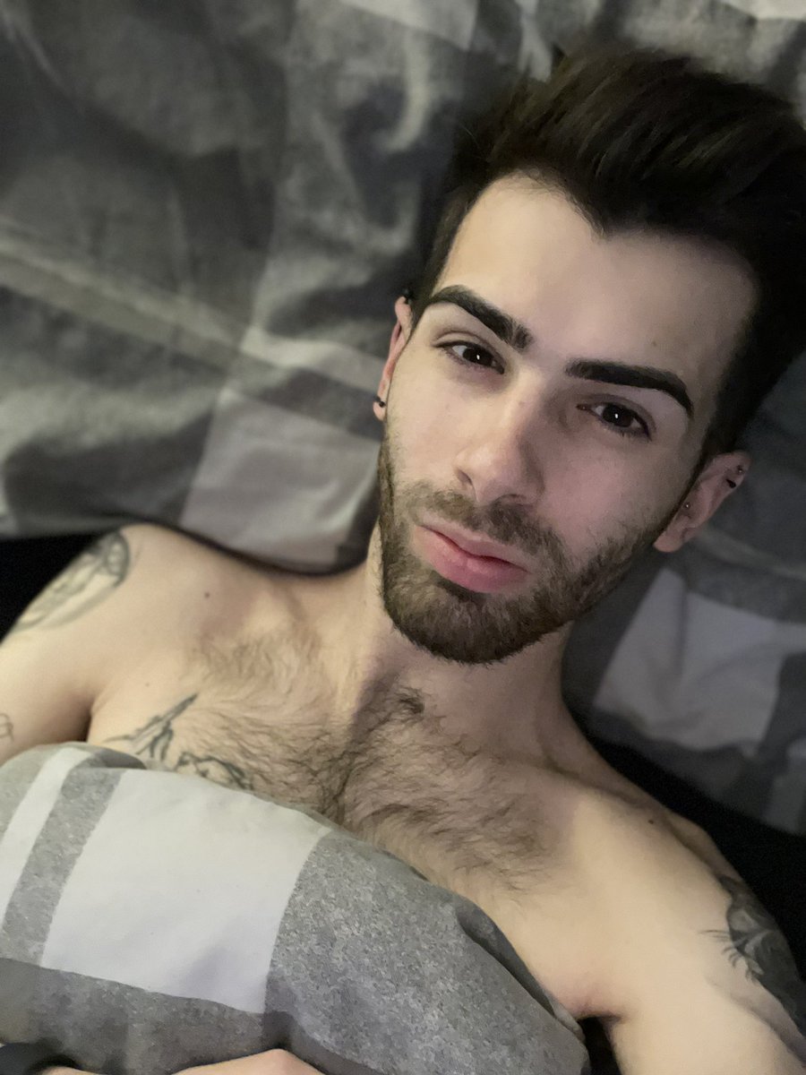 ScottieLewis97's tweet photo. Back in my own bed after visiting the parents and I still canโt have a lay in ๐ #noylayins #gay24 #gayhairy #gaywales #metimeโค๏ธ #tvtime #eyebrowsonpoint #relax #selfie #relaxing #piercings #chill #gaywelsh #gay #bedselfie https://t.co/LaTP5vaBIt
