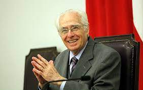 marioaguilera4's tweet photo. Esta madrugada falleció el abogado Roberto Garretón, Premio Nacional de Derechos Humanos 2020, nos deja a sus 80 años. Fue el encargado del área judicial de la Vicaría de la Solidaridad durante la la dictadura civico-militar. Será velado en el Museo de la Memoria desde las 11:00 https://t.co/58g5w7EtY9