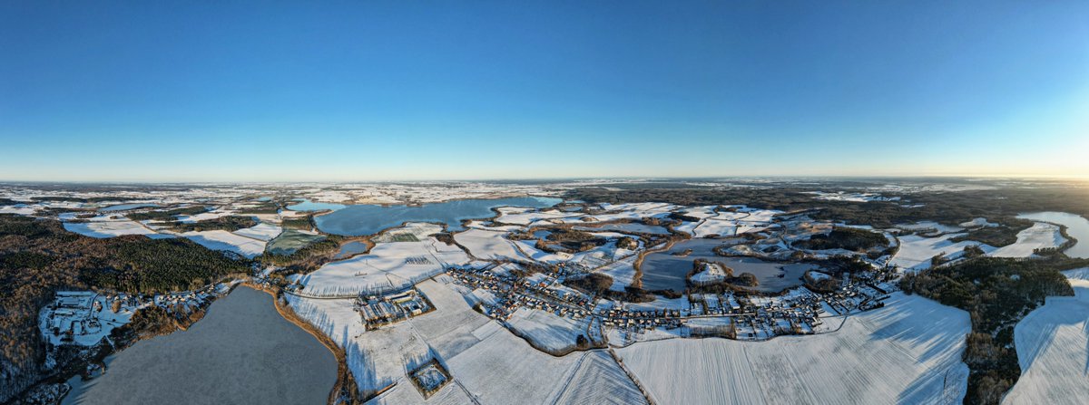 brodowin_de's tweet photo. Mit diesem Blick über Brodowin und das Biosphärenreservat Schorfheide-Chorin möchten wir einmal mehr zeigen, wie wichtig und schön die Kombination aus Naturschutzmaßnahmen und Biolandbau ist. Landschaftliche Vielfalt bedeutet Artenreichtum 🌱❤️
Alles Gute in 2022! https://t.co/M6zkLDA5oD