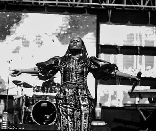 OneMagazine__'s tweet photo. Quelques images du concert de @DenaMwanaMusic le 25 décembre dernier à Douala
📸: @Xtincell
#OneMag https://t.co/puBIIx9Xox