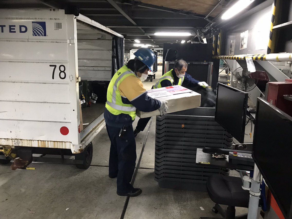TaiYano2's tweet photo. 4th and goal.teamwork for touchdown.The bag room pier agent is helping the arrival agent to offload connection bags.@AOSafetyUAL @BaldeviaEilis @TY40222349 https://t.co/5V28S31CNA