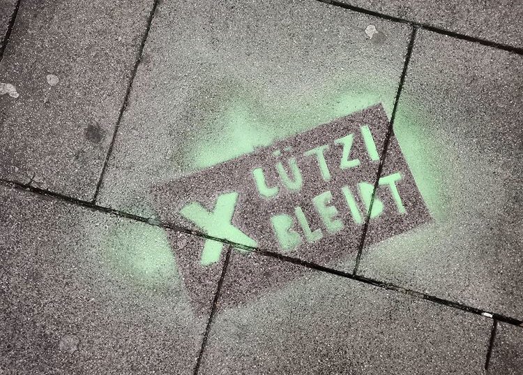 greenpeace_ul's tweet photo. Spottet in #Ulm 
Auch Menschen aus Ulm fordern: #LützerathBleibt ! Denn die Kohle muss im Boden bleiben. 
Mehr Infos bei @LuetziBleibt 
Am 8.1. gibt es einen dezentralen Aktionstag. Seid auch ihr dabei! 🙌🏽 https://t.co/ji3E3UrGRL