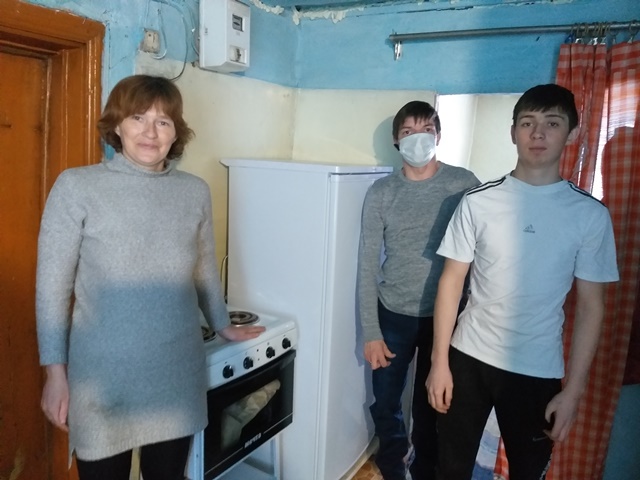 fondembrace2017's tweet photo. Привет! Друзья, Вы помните обращение Елены Судраб-маму троих несовершеннолетних детей – Юрия, Арину и Дарью? Рады сообщить, что семье переданы новые холодильник и электроплита. Спонсором благотворительного мероприятия выступило ООО "СЕВЗАПСТРОЙПРОЕКТ". 
https://t.co/MYWRhMBb9c https://t.co/AvLQOtkbnv